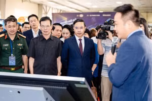 Thống đốc Ngân hàng Nhà nước và lãnh đạo các Bộ, ngành tham quan gian trưng bày của MB.