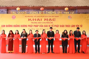Các đại biểu cắt băng khai mạc trưng bày.