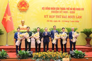 Chủ tịch HĐND TP Nguyễn Ngọc Tuấn tặng hoa chúc mừng các Uỷ viên UBND TP vừa được bầu.