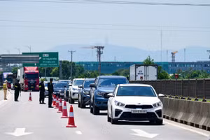 Lực lượng chức năng làm nhiệm vụ trên tuyến cao tốc.