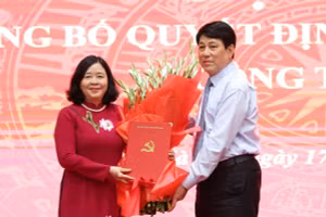 Thay mặt Bộ Chính trị, Thường trực Ban Bí thư Lương Cường trao quyết định cho bà Bùi Thị Minh Hoài.