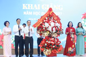 Phó Giám đốc Sở GD&ĐT Hà Nội Nguyễn Quang Tuấn tặng hoa chúc mừng khai giảng.