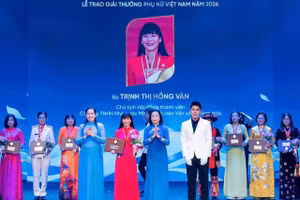 Bà Trịnh Thị Hồng Vân nhận giải thưởng Phụ nữ Việt Nam năm 2026.