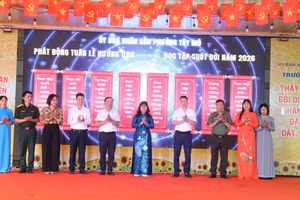 Đại biểu thực hiện nghi thức phát động tuần lễ học tập.
