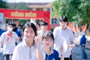 Thí sinh hân hoan, tự tin bước vào kỳ thi.