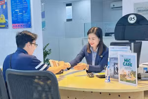 Khách hàng thực hiện giao dịch tại MB.