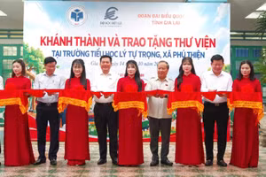 Đại biểu cắt băng khánh thành thư viện.