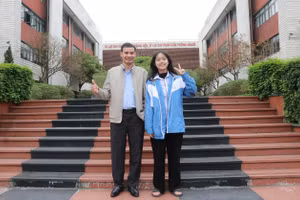 Trương Thanh Xuân cùng thầy giáo chủ nhiệm Lê Đăng Điển (Ảnh Đăng Chung).