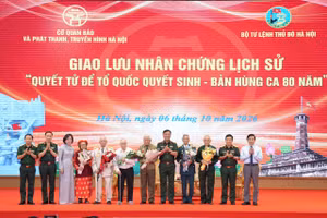 Đại diện Ban tổ chức chương trình tặng hoa, chụp ảnh với nhân chứng lịch sử. 