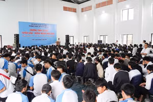 Học sinh lớp 9 tham dự chương trình tư vấn tuyển sinh - hướng nghiệp.