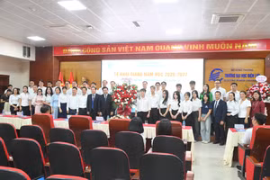Đại biểu chúc mừng Trường Đại học Điện lực dịp khai giảng năm học 2026 - 2027.