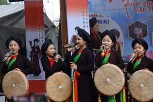 Chị hai, anh hai "nhí" hát Quan họ tại hội Lim thu hút nhiều người xem. Năm nay, hội Lim có 12 lán Quan họ.