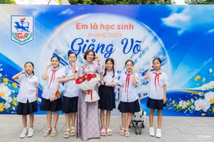 Giáo viên chủ nhiệm của trường THCS Giảng Võ với học trò.