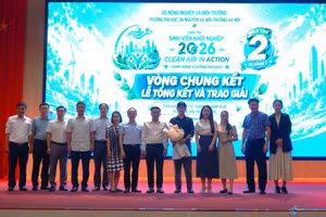 Đại diện Ban tổ chức vinh danh đội sinh viên vào vòng chung kết và đạt giải.