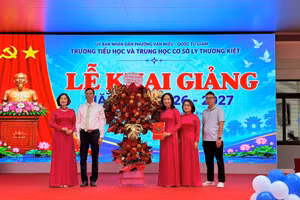 Lãnh đạo phường Văn Miếu - Quốc Tử Giám tặng hoa chúc mừng nhà trường khai giảng năm học mới.