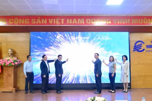 Đại biểu nhấn nút khai trương ứng dụng.