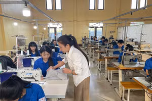Học sinh tại Trung tâm trong giờ học nghề May thời trang.