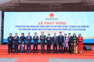 Thứ trưởng Bộ GD&ĐT Phạm Ngọc Thưởng cùng đại biểu tại lễ phát động.