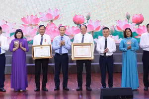 Ông Mai Sơn, Phó Chủ tịch Thường trực UBND TP Bắc Ninh trao Bằng khen của Thủ tướng Chính phủ và Chủ tịch UBND TP cho tập thể Sở GD&ĐT.