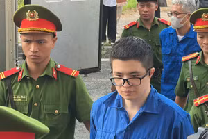 Phó Đức Nam (TikToker Mr Pips) bị áp giải đến tòa.