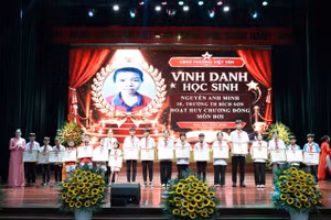 Lãnh đạo phường Việt Yên vinh danh học sinh đạt thành tích xuất sắc.