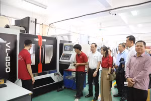 Đoàn công tác thăm quan cơ sở thực hành của HHT.
