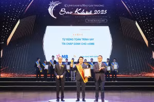 Đại diện MB nhận giải thưởng Sao Khuê cho hạng mục đạt đề cử 5 sao.
