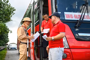 Cảnh sát kiểm tra giấy tờ lái xe.