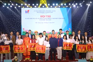 Ông Tạ Việt Hùng - Giám đốc Sở GD&ĐT Bắc Giang dự và chúc mừng Hội thi.