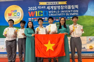 Học sinh đoạt huy chương Vàng và 2 cô giáo (Đoàn Thị Lan, Vũ Thị Thu Trang) dẫn đoàn.