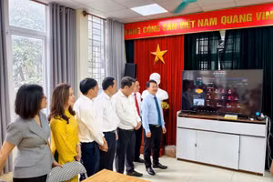 Đại biểu tham quan mô hình thiết chế văn hóa tổ dân phố tại Nhà văn hóa tổ dân phố số 4.