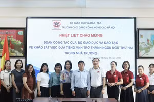 Đoàn công tác và đại diện Ban giám hiệu HHT.