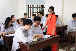 Cô trò Trường THPT Hàn Thuyên.