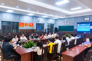 Ban Giám hiệu họp trực tuyến với phụ huynh học sinh.