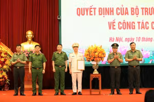 Đảng uỷ, Ban Giám đốc Công an TP Hà Nội tặng hoa chúc mừng Đại tá Nguyễn Đức Long.