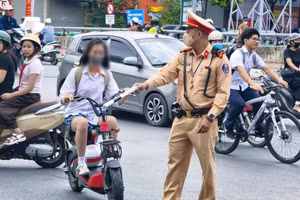 Đội CSGT đường bộ số 4, kiểm tra xử lý học sinh vi phạm tại Kim Ngưu - Thanh Nhàn, sáng 4/9.