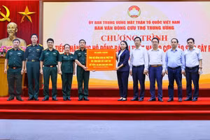 Đại tá Vũ Thị Hải Phượng, Phó Chủ tịch Hội đồng quản trị Ngân hàng TMCP Quân đội (MB) (thứ tư từ trái qua) đại diện MB cùng Bộ Quốc phòng trao số tiền ủng hộ.