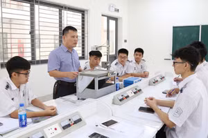 Giờ thực hành môn Vật lý tại Trường THPT Chuyên Bắc Giang (Ảnh TT).