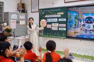 Cô trò Trường Tiểu học Kim Đồng.