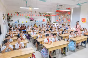 Học sinh Thủ đô hân hoan đón chào năm học mới (Ảnh TL).