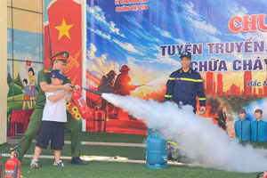 Học sinh được trải nghiệm kỹ năng xử lý tình huống có hỏa hoạn.