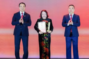 Đại diện MB tại buổi lễ vinh danh.