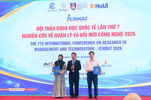 PGS.TS. Nguyễn Lê Cường trao quà tri ân và kỷ niệm chương tới Đại học Công nghiệp Hà Nội và Đại học Công nghệ MARA.