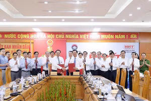 Lãnh đạo UBND tỉnh Hà Tĩnh và Trường Cao đẳng Công nghệ cao Hà Nội ký kết Thỏa thuận hợp tác.
