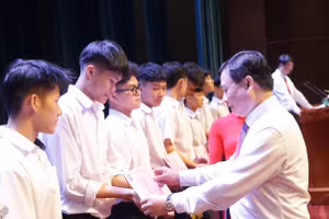 Ông Vũ Trí Hải - Bí thư Thành ủy Bắc Giang trao thưởng cho học sinh đạt thành tích xuất sắc cấp quốc gia.