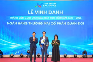 Đại diện MB nhận cúp vinh danh tại sự kiện.