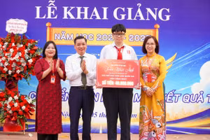 Thầy Lê Thanh Long - Chủ tịch Hội đồng trường cùng Ban giám hiệu khen thưởng học sinh có thành tích xuất sắc.