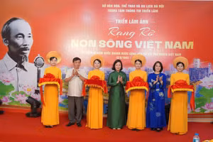 Ban tổ chức khai mạc triển lãm ảnh. 