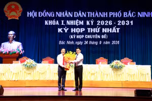 Bí thư Thành uỷ Bắc Ninh Nguyễn Hồng Thái tặng hoa chúc mừng ông Đào Thanh Trường.