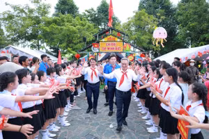 Đại diện lãnh đạo phường Việt Yên chung vui với học sinh tại Hội trại.